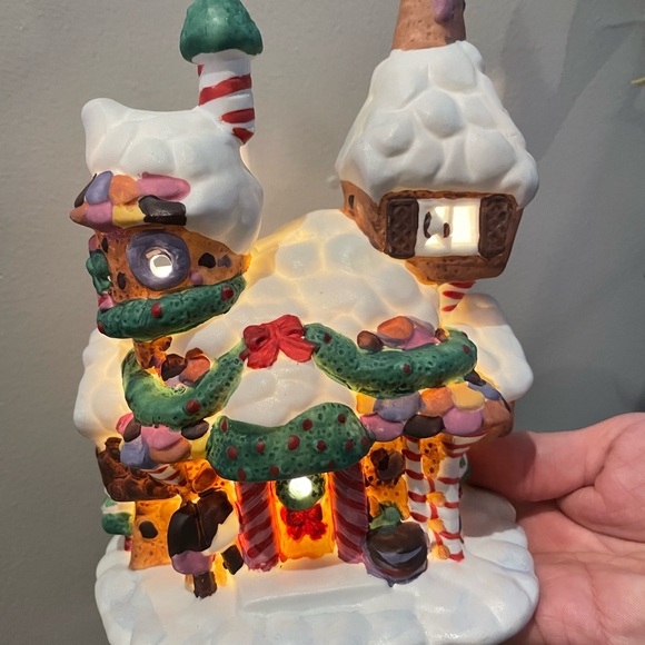 8 piece Christmas village that lights up porcelain new with tags - Picture 5 of 10